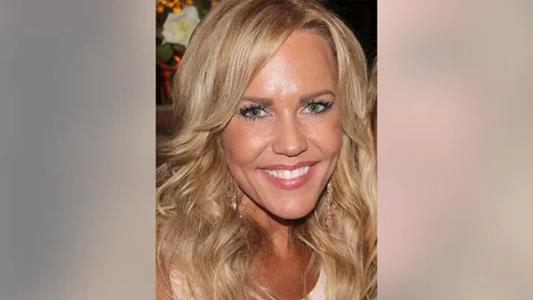 Ex-apresentadora de telejornal Angelynn "Angie" Mock