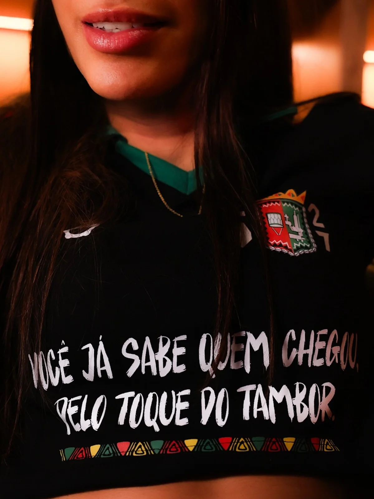 Anitta com a camisa da Grande Rio 