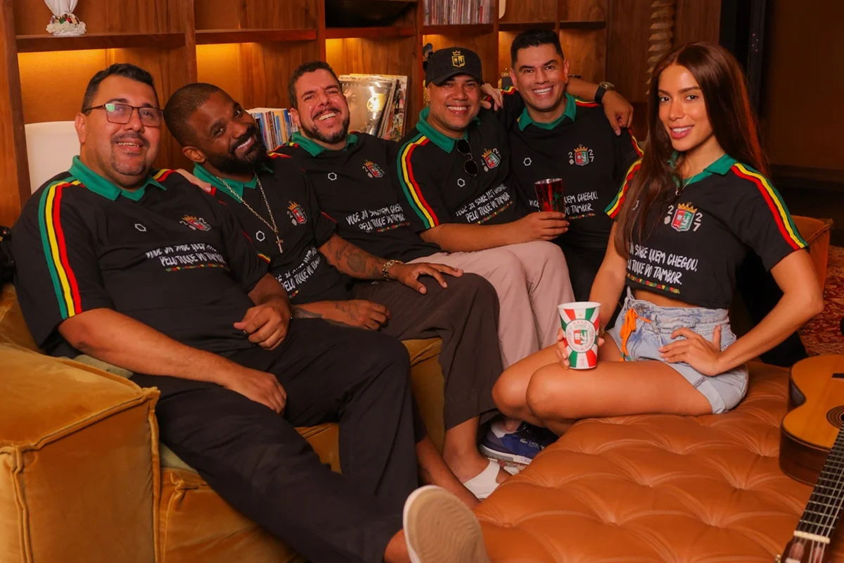 Anitta com a camisa da Grande Rio durante reunião