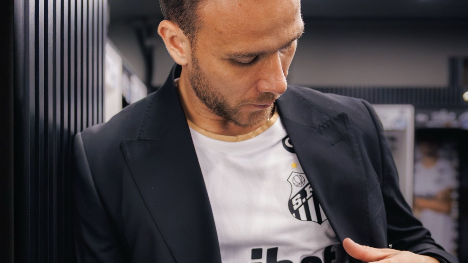 Arthur Melo com as cores do Santos em apresentação - Foto: Raul Baretta / Santos FC
