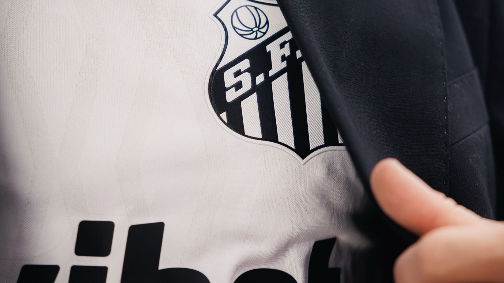 Arthur Melo com as cores do Santos em apresentação - Foto: Raul Baretta / Santos FC
