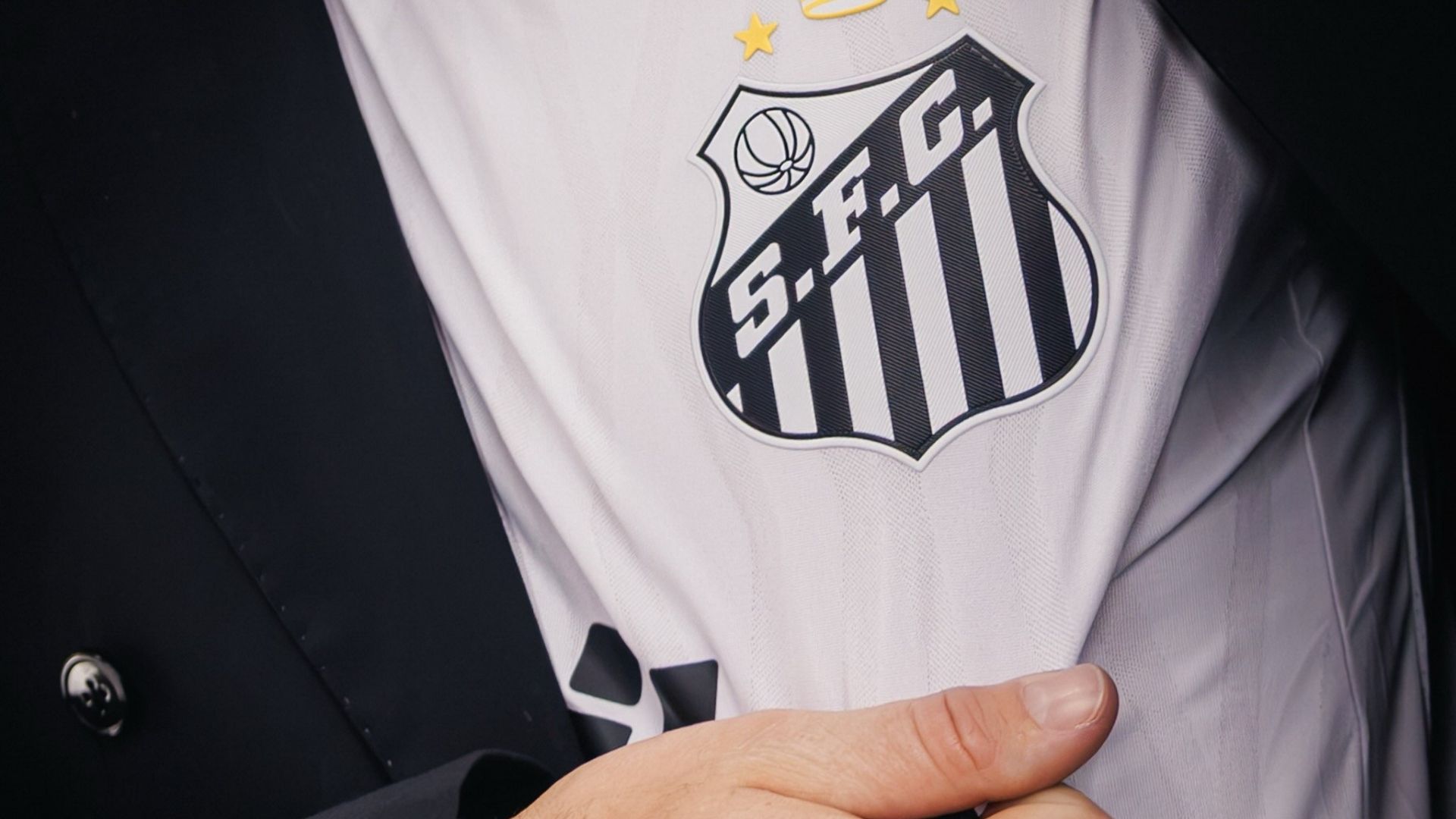 Arthur Melo com as cores do Santos em apresentação - Foto: Raul Baretta / Santos FC