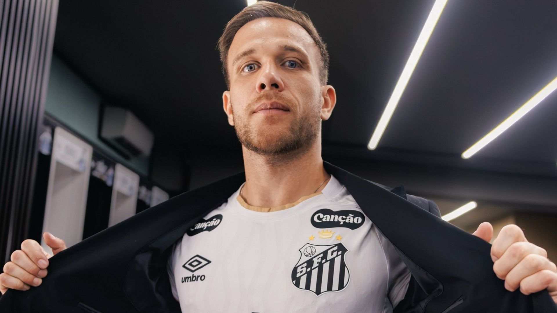 Arthur Melo com as cores do Santos em apresentação - Foto: Raul Baretta / Santos FC
