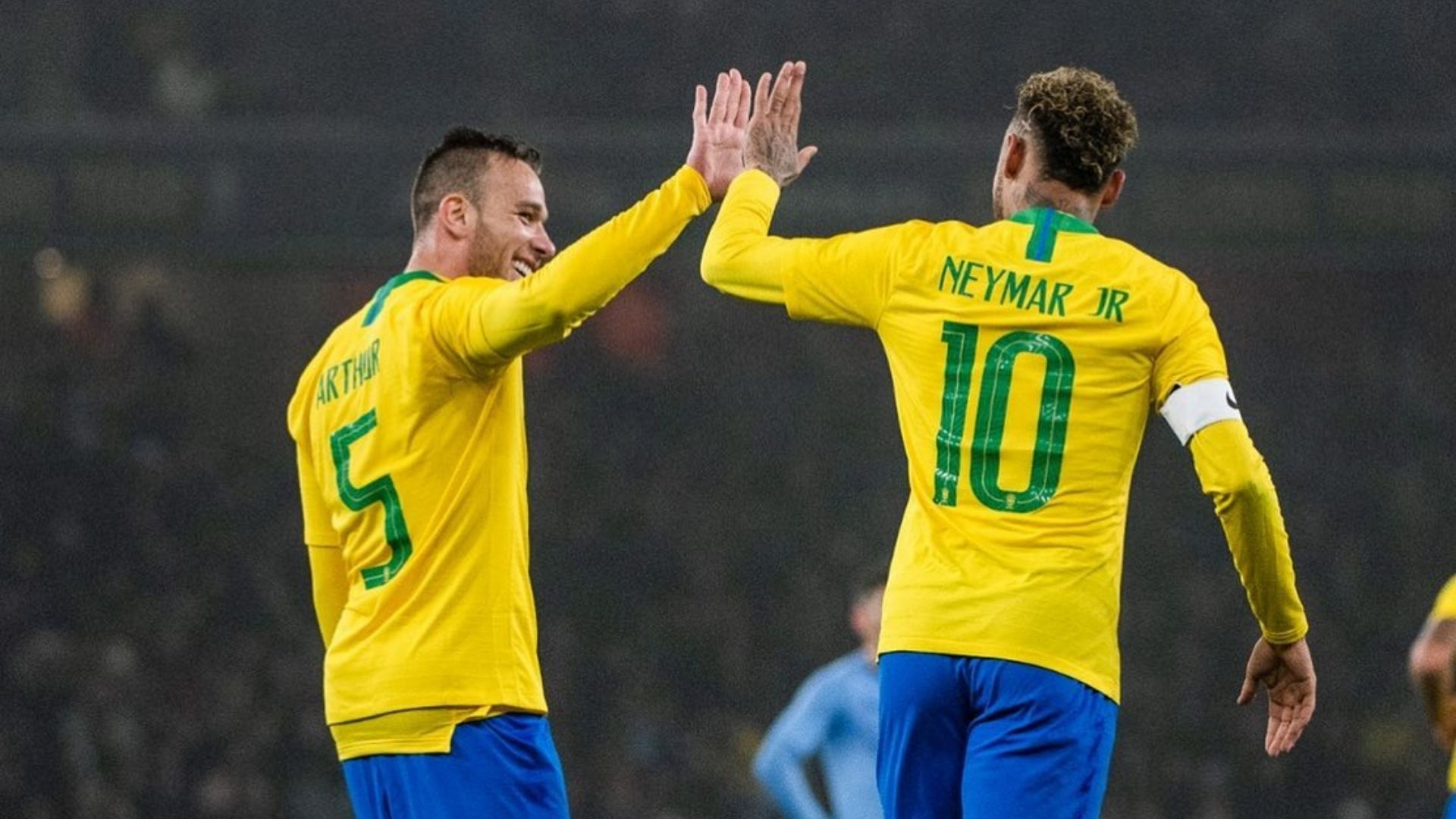 Arthur Melo com as cores do Santos em apresentação - Foto: Raul Baretta / Santos FC