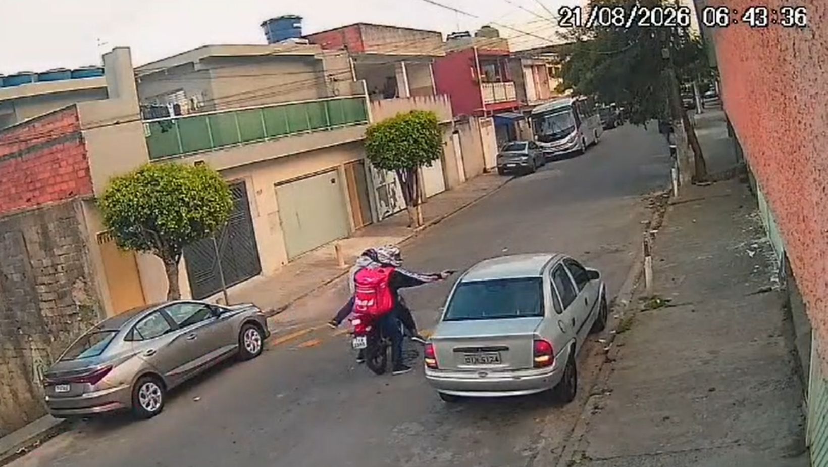Motorista persegue e atropela criminosos após ser assaltado; assista - QTU Questões do Universo