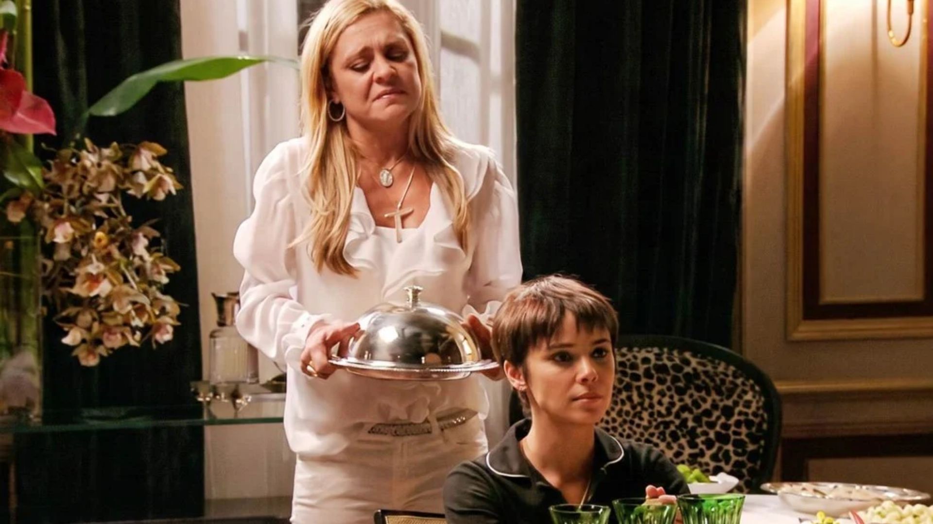 Muricy e Ivana, personagens de Eliane Giardini e Letícia Isnard, estão entre os nomes previstos para retornar em “Avenida Brasil 2” — Foto: Reprodução/TV Globo