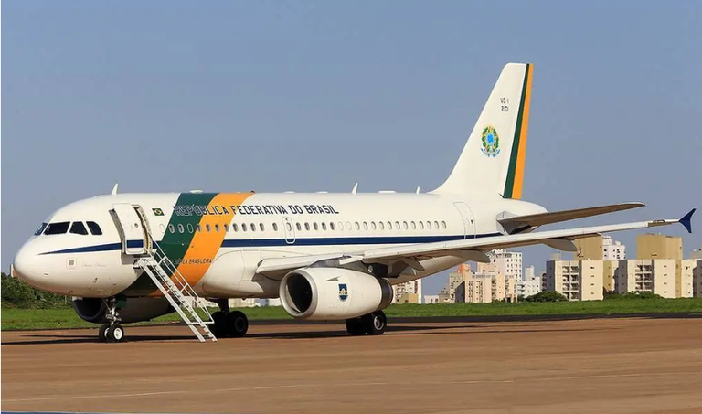 Avião de Lula fica preso no Rio de Janeiro