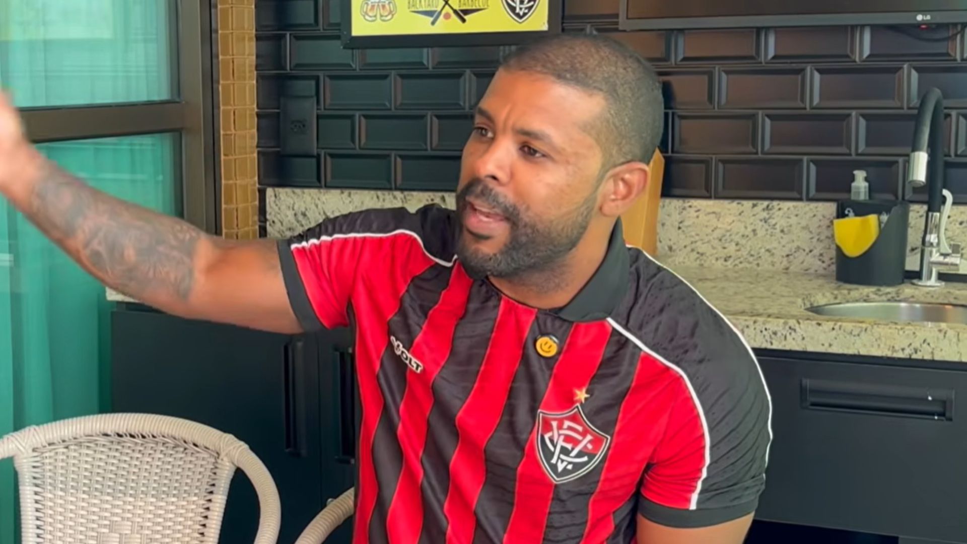 André levou a paixão pelo Vitória para a família e até para o nome das filhas Foto: Reprodução/BNewsTV