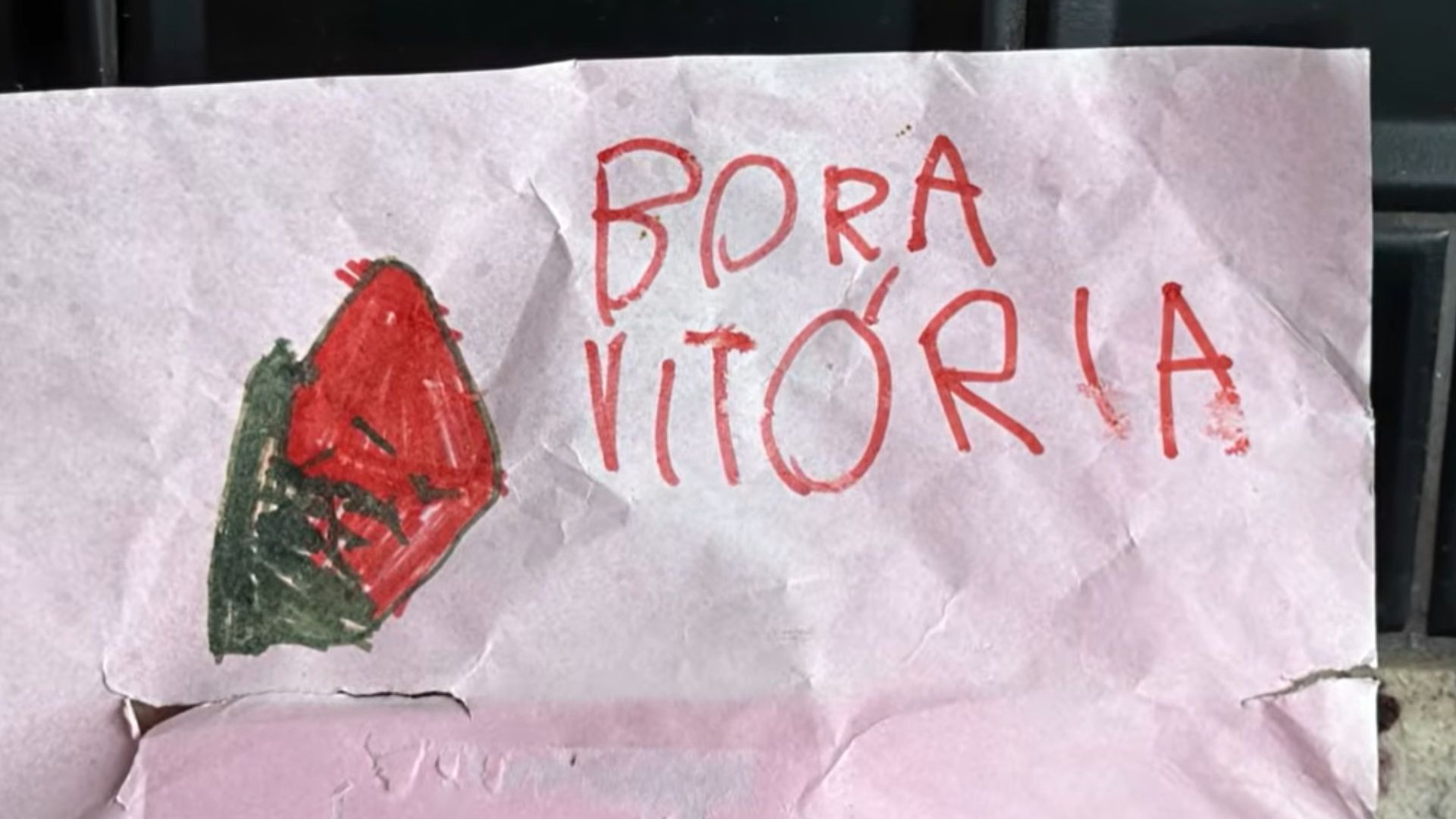Desenho feito pela filha de André virou uma das lembranças da paixão da família pelo Vitória Foto: Reprodução/BNewsTV