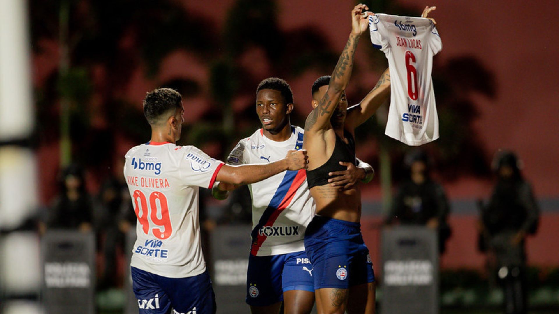 Jogadores de Bahia e Vitória protagonizaram momentos de tensão durante o último Ba-Vi de 2026 — Foto: Letícia Martins/EC Bahia