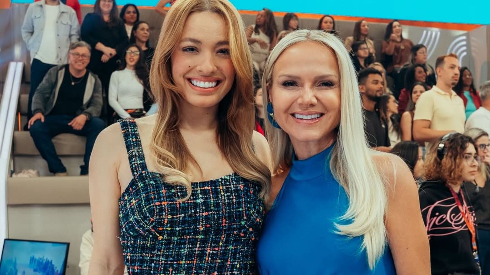 Beatriz Reis posou ao lado de Eliana nos bastidores do programa deste domingo (30) — Foto: Reprodução/TV Globo