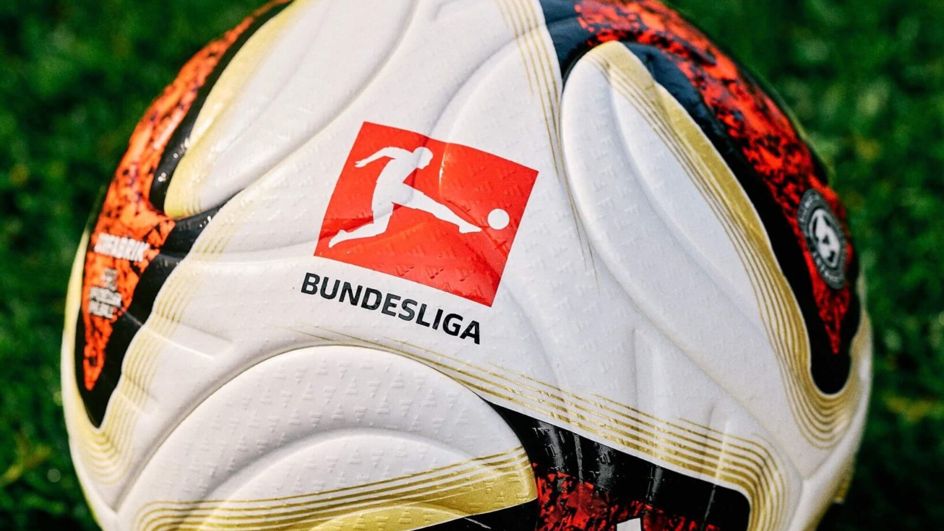 Bola adidas TORFABRIK 2026/27 - Foto: Divulgação / Adidas