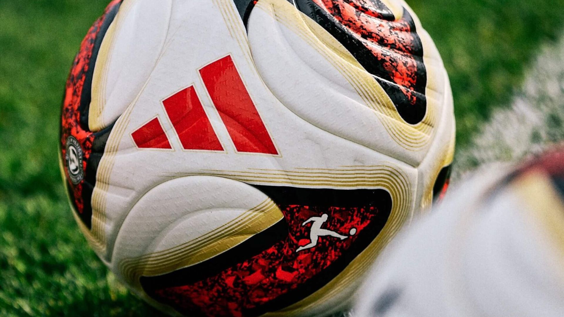 Bola adidas TORFABRIK 2026/27 - Foto: Divulgação / Adidas