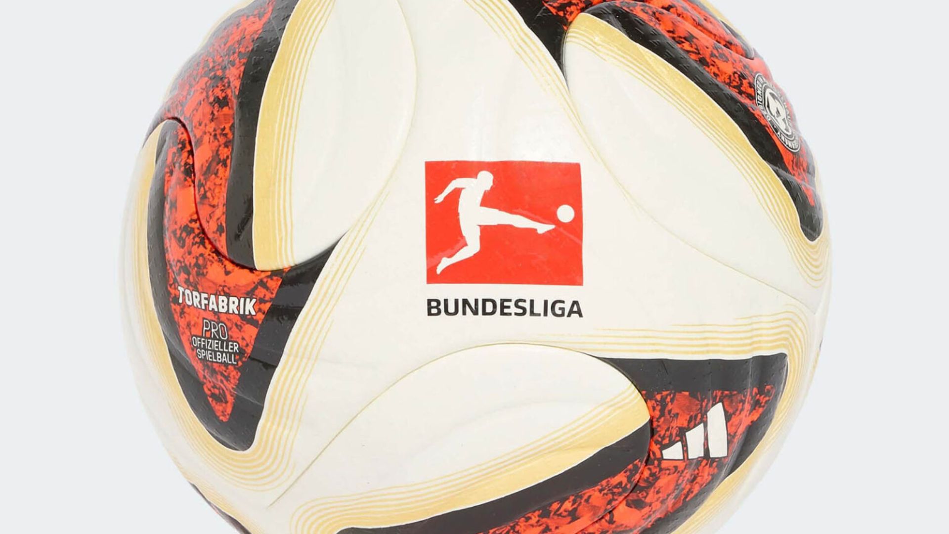 Bola adidas TORFABRIK 2026/27 - Foto: Divulgação / Adidas