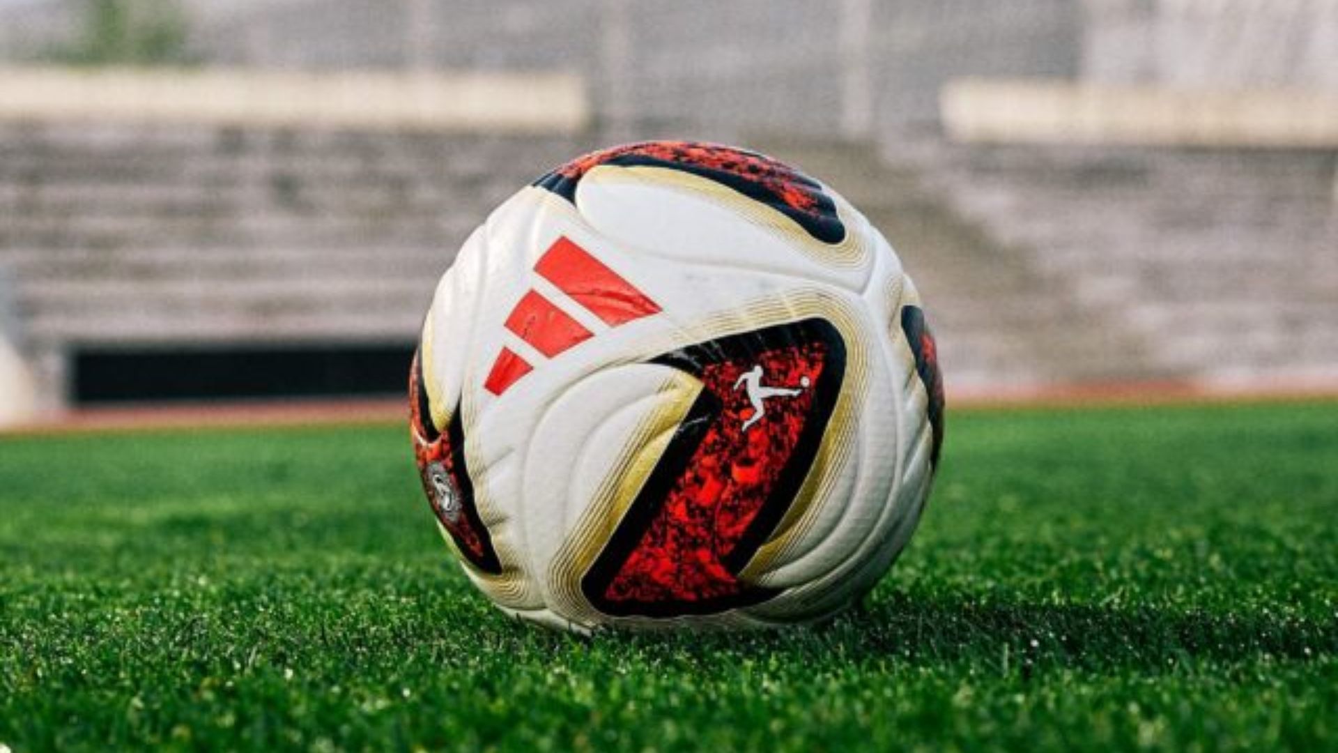 Bola adidas TORFABRIK 2026/27 - Foto: Divulgação / Adidas