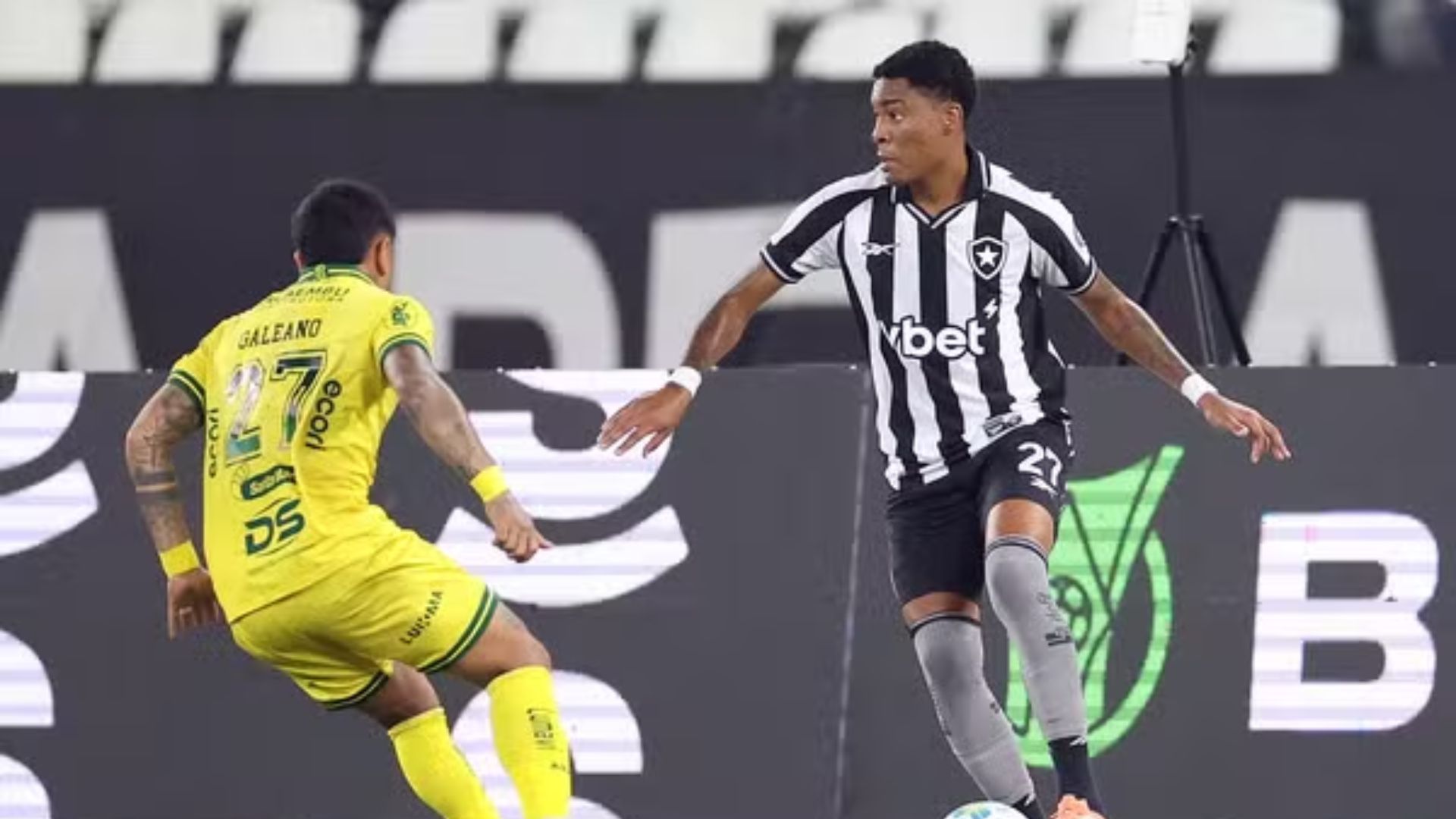 Caio Roque com as cores do Botafogo - Foto: Vitor Silva / Botafogo