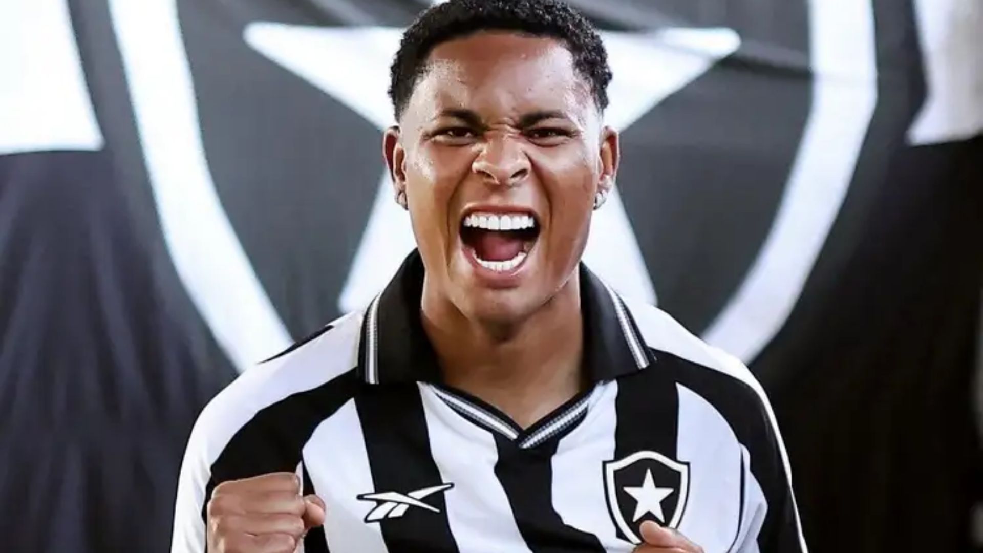 Caio Roque com as cores do Botafogo - Foto: Vitor Silva / Botafogo