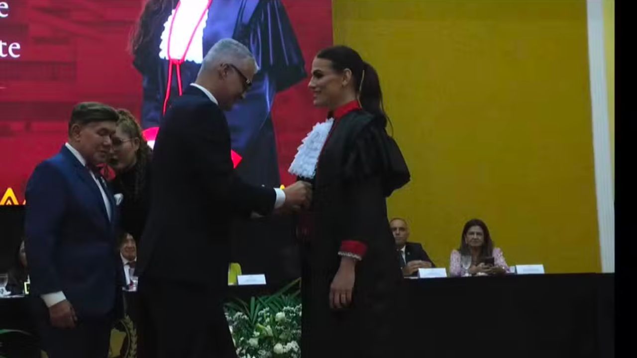 Primeira promotora trans do Brasil toma passe e entra pra história