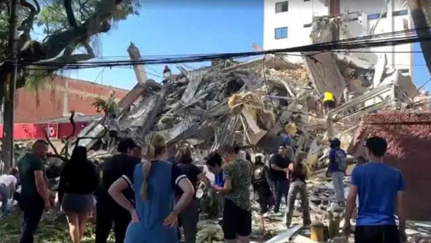 Cantora famosa visita região atingida por terremoto na Colômbia e anuncia doação milionária