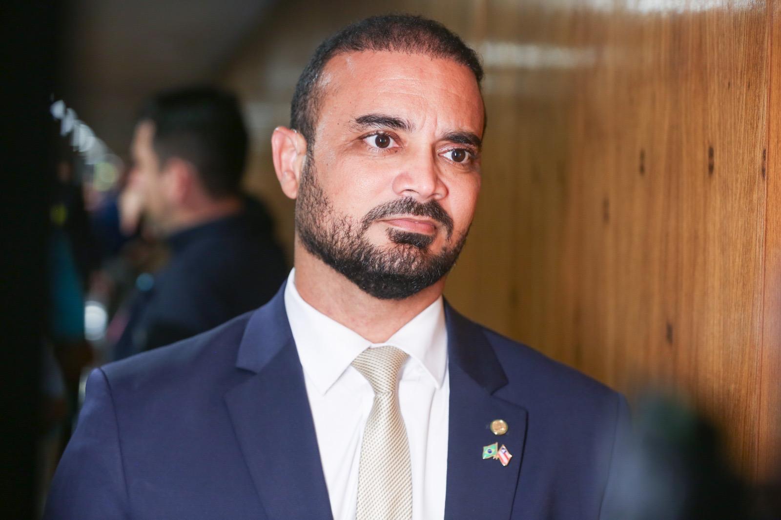 Deputado questiona fala de Jaques Wagner sobre regulação: "em que mundo ele vive?" - QTU Questões do Universo