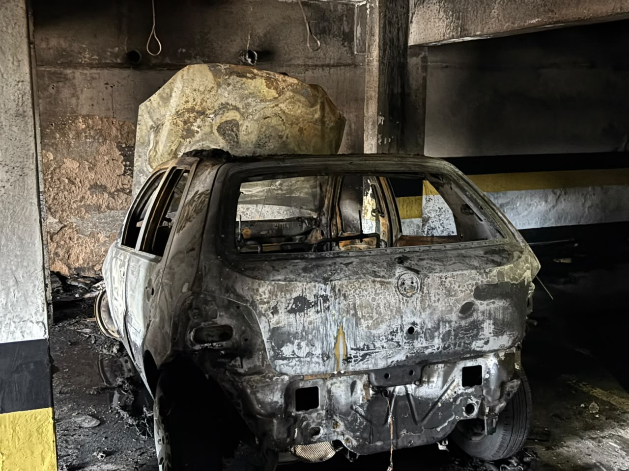 Carro destruído em garagem