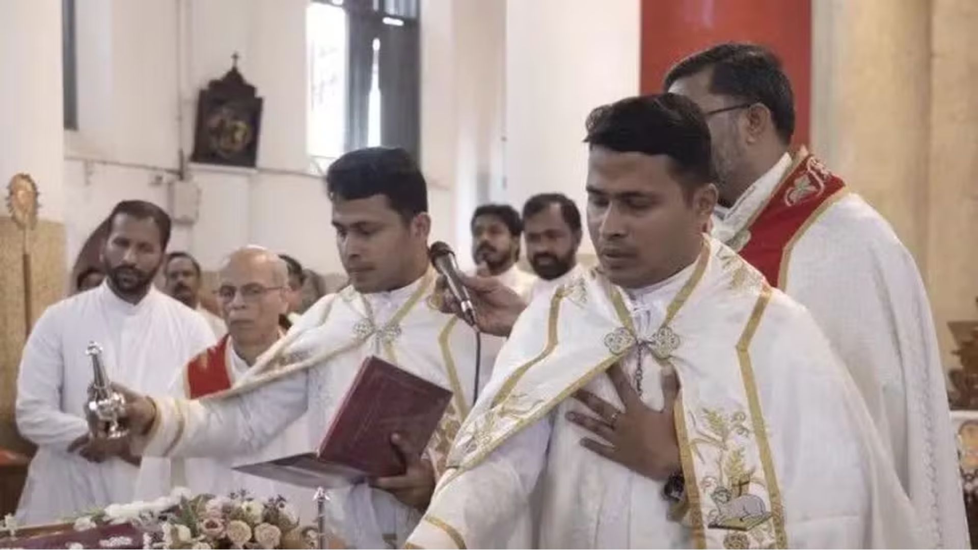 Casamento reuniu quatro pares de gêmeos entre noivos, noivas, padres e coroinhas no sul da Índia. Foto: Acervo da família via BBC