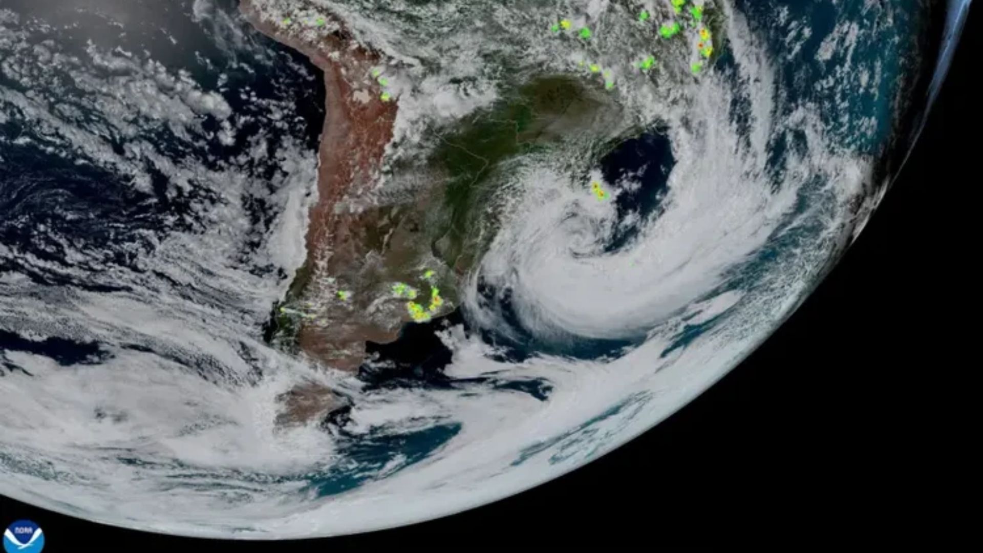 Ciclone extratropical: fenômeno é esperado entre quarta e quinta-feira e pode trazer ventos de até 100 km/h (Reprodução: NOAA / NASA)  Este é um trecho original publicado em Exame.com. Leia a matéria completa em https://exame.com/ciencia/o-que-e-o-ciclone-extratropical-que-deve-atingir-o-brasil-nesta-semana/?utm_source=copiaecola&utm_medium=compartilhamento