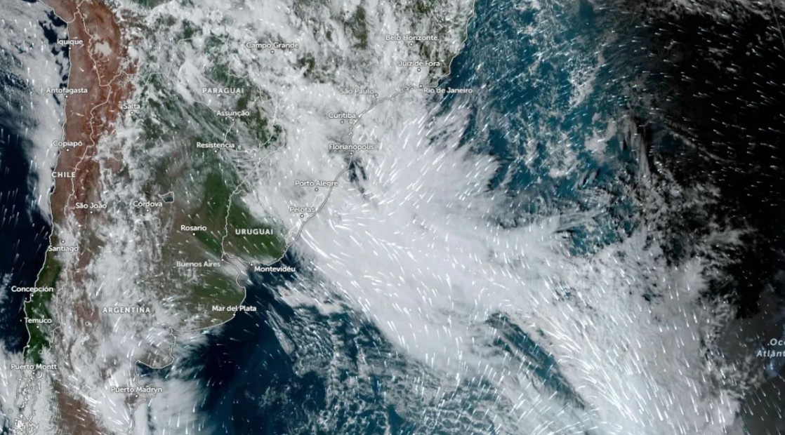 Imagem de satélite que localiza a formação de um ciclone bomba