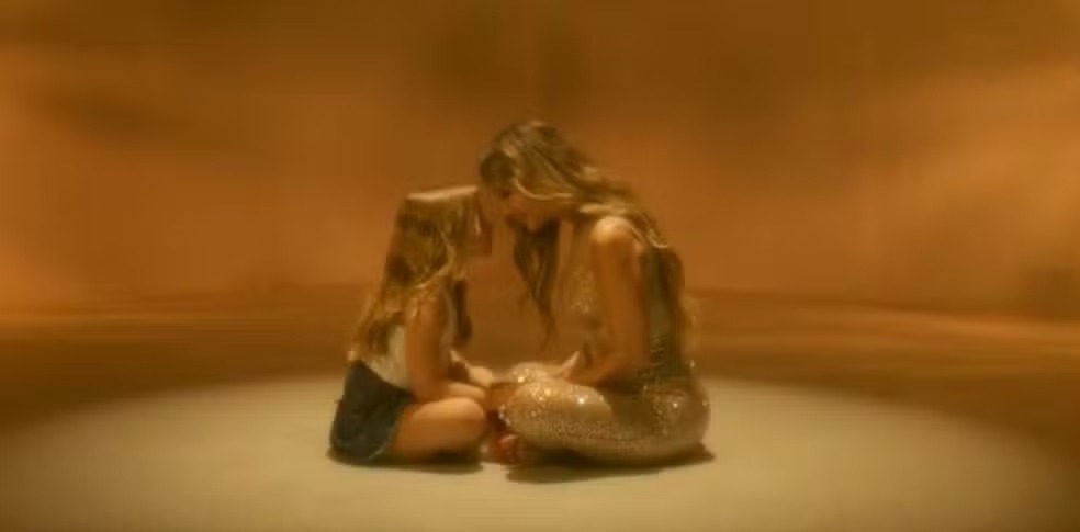 Claudia Leitte e Bela | Reprodução / YouTube 