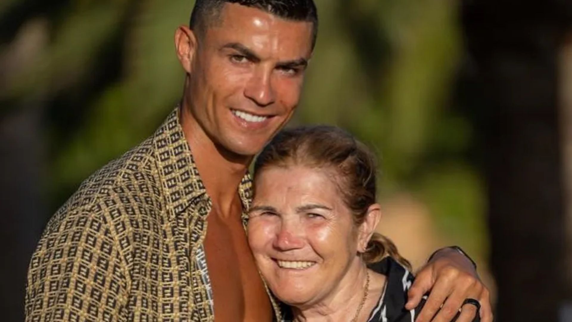 Cristiano Ronaldo com a mãe, Dolores — Foto: Instagram