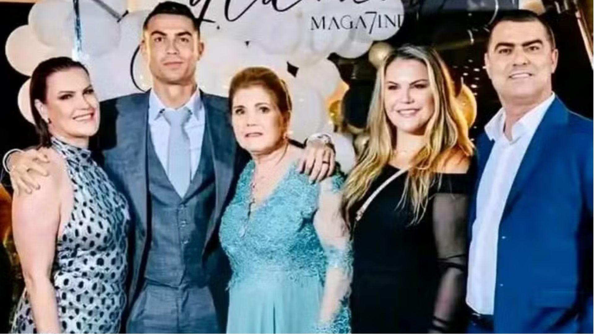 Cristiano Ronaldo com a mãe e os irmãos — Foto: Instagram