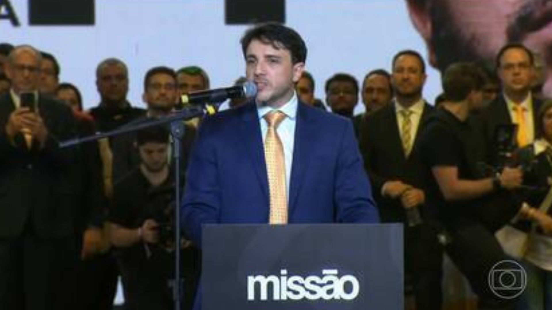 Renan Santos mira Flávio Bolsonaro e acusa Lula de escalá-lo para perder: "Farsante, fraco e corrompido" - QTU Questões do Universo