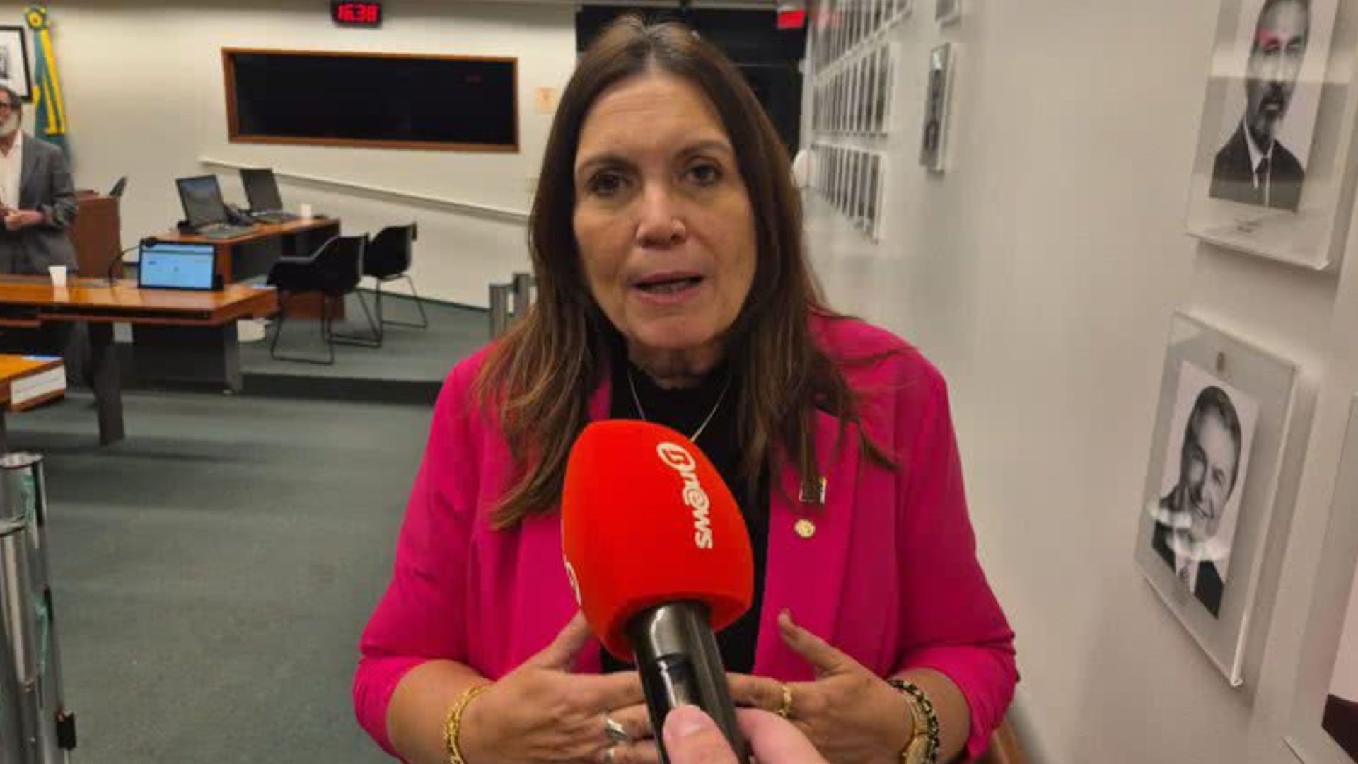 Deputada afirma que senadores bolsonaristas eleitos vão pedir impeachment de ministros do STF - QTU Questões do Universo