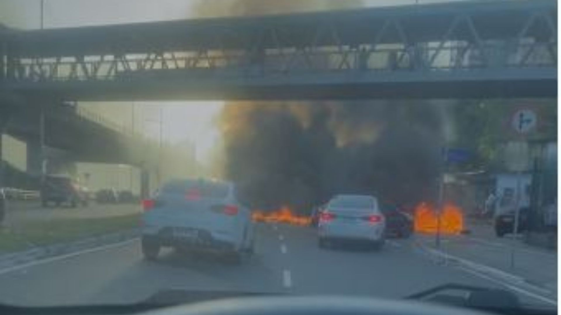 VÍDEO: Protesto na Saramandaia tem fogo no meio da pista e causa lentidão no trânsito