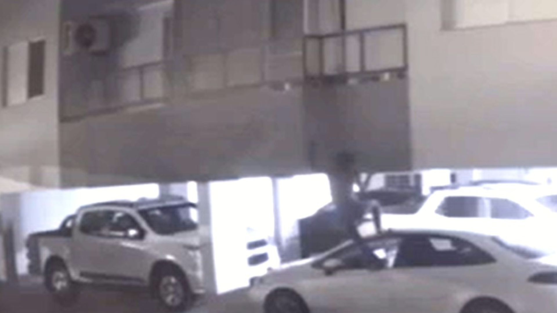 Ladrão escala prédio, invade apartamento e sai com R$ 6 mil em itens enrolados em cortina; veja vídeo - QTU Questões do Universo