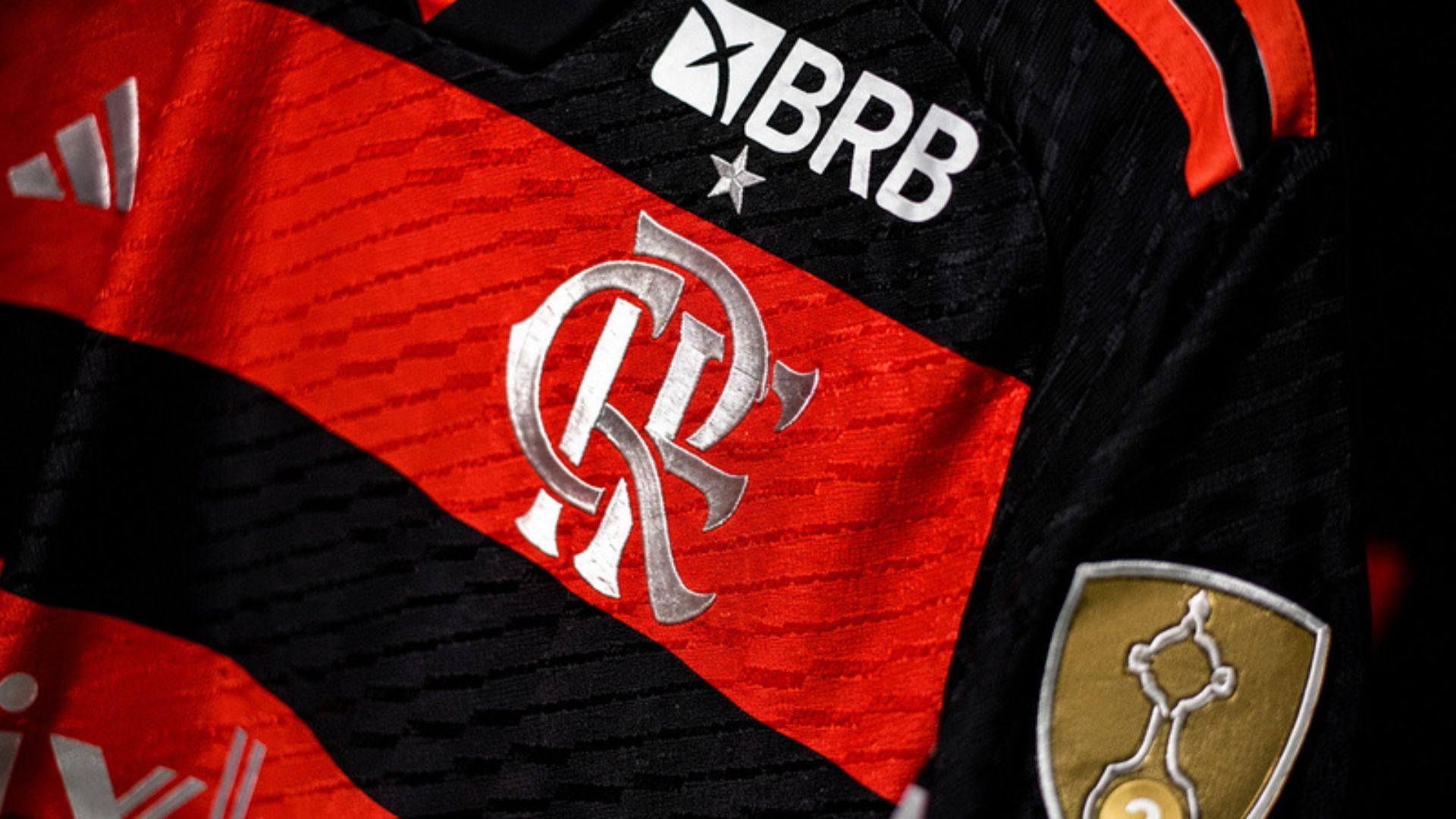 Homem tenta roubar camisa do Flamengo dentro da cueca, bate rosto em porta de vidro e desmaia ao tentar fuga - QTU Questões do Universo
