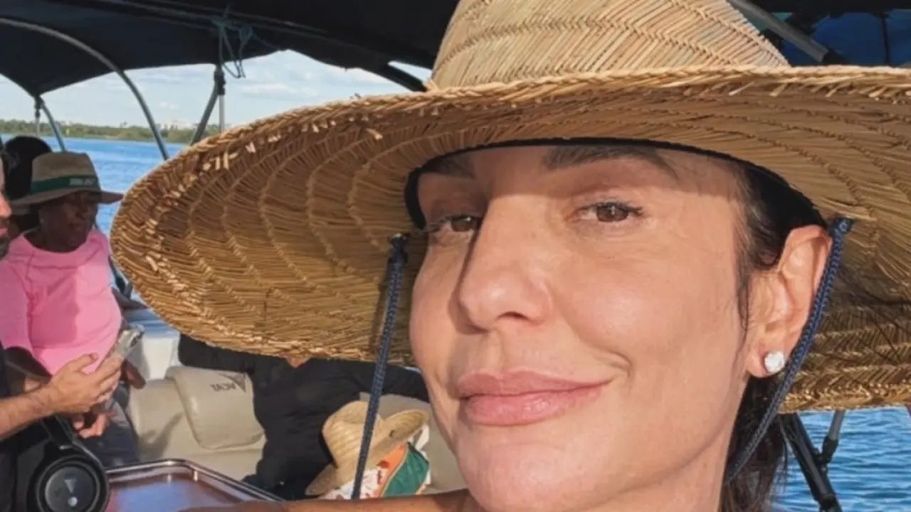 Ivete Sangalo surpreende ao curtir praia durante viagem com namorado pela Grécia e ostenta corpão; veja fotos