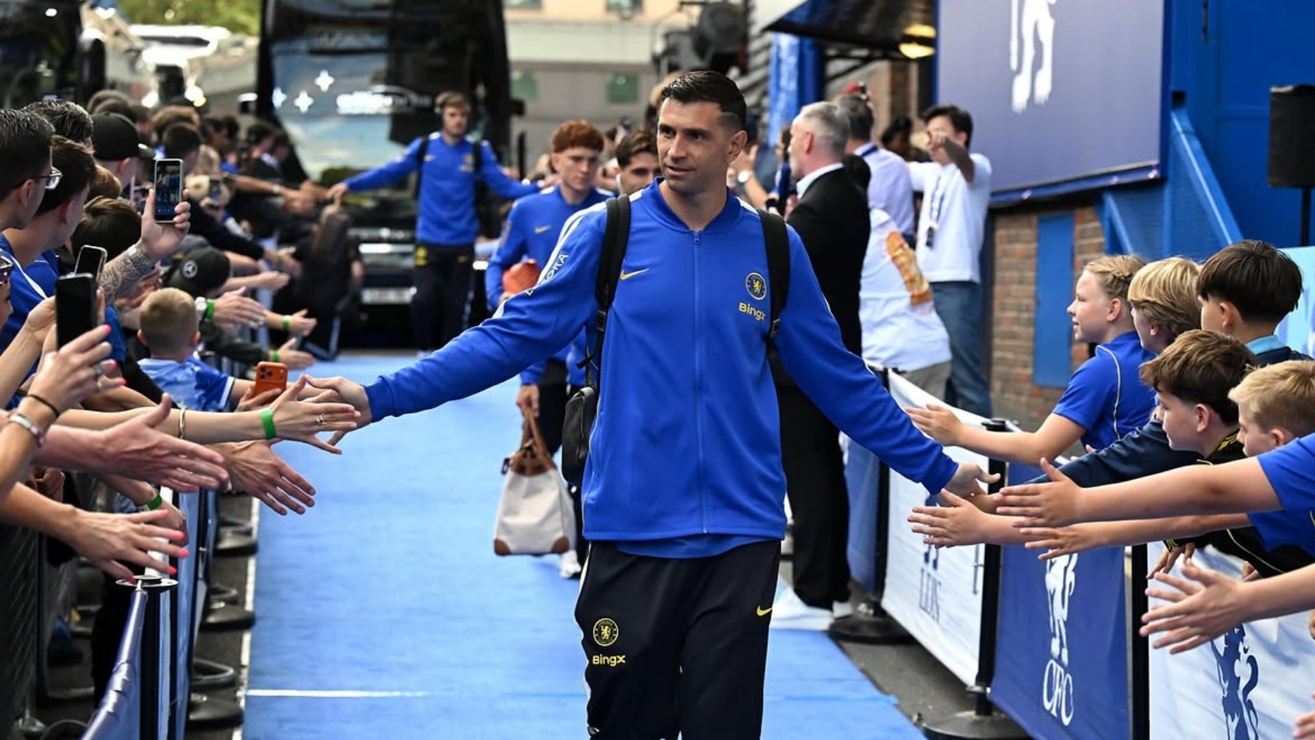 Dibu Martinez anunciado pelo Chelsea - Foto: Divulgação / Chelsea