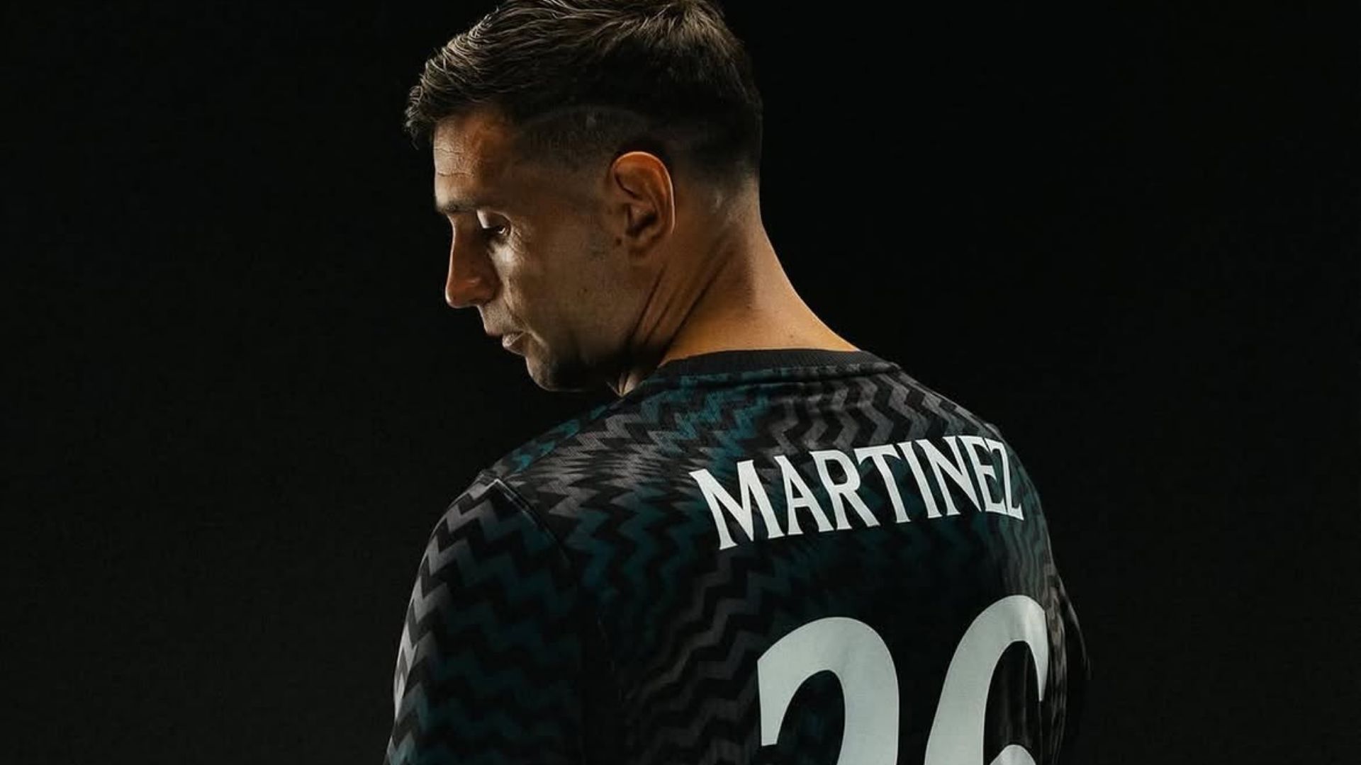 Dibu Martinez anunciado pelo Chelsea - Foto: Divulgação / Chelsea