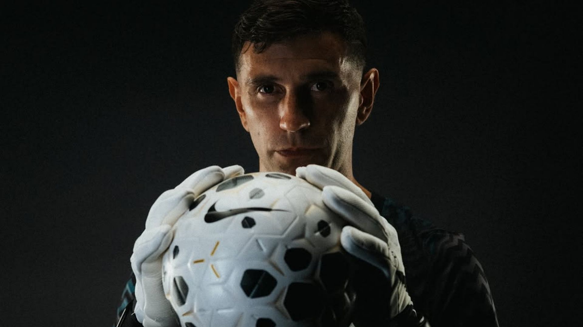 Dibu Martinez anunciado pelo Chelsea - Foto: Divulgação / Chelsea