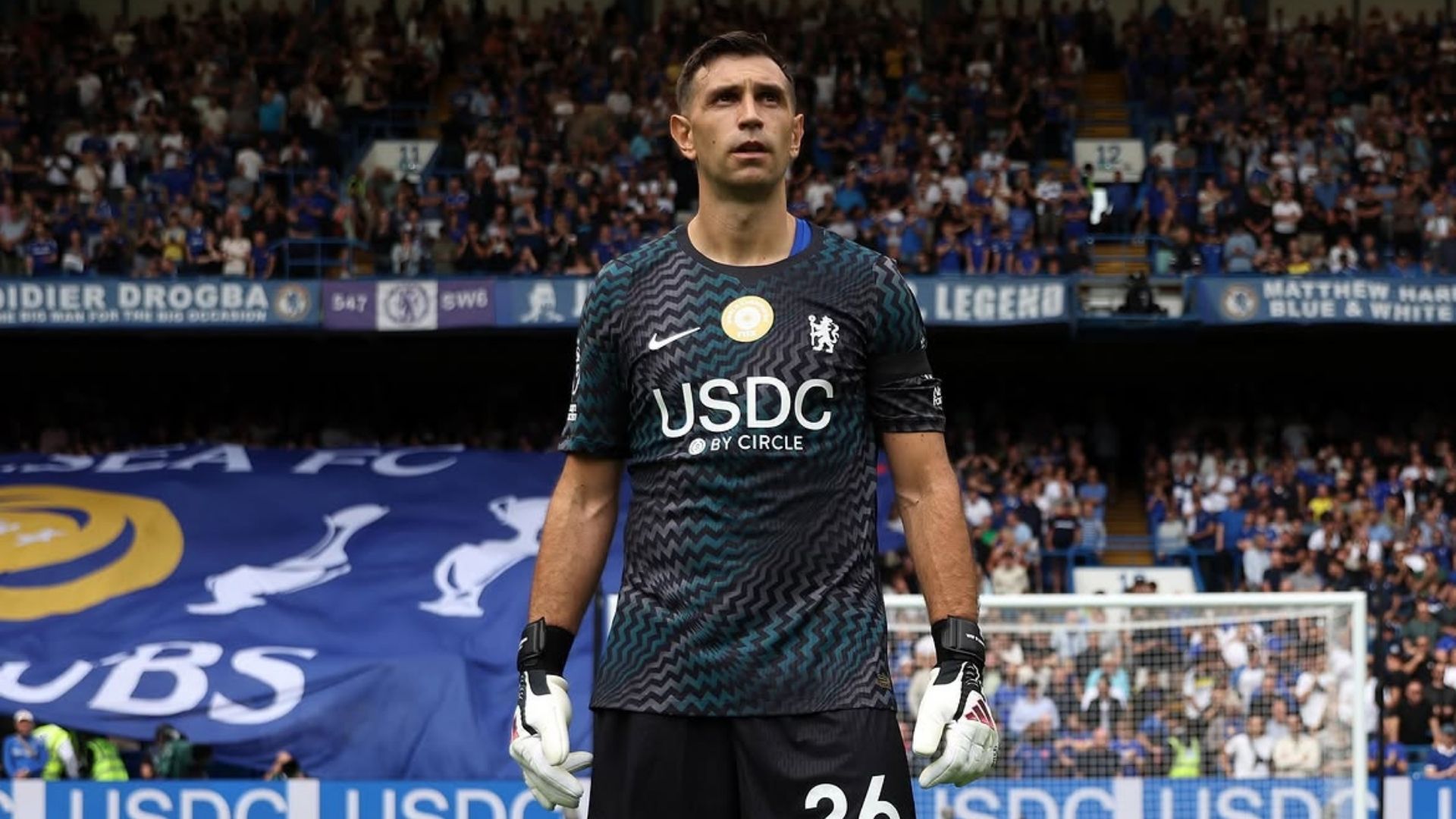 Dibu Martinez anunciado pelo Chelsea - Foto: Divulgação / Chelsea