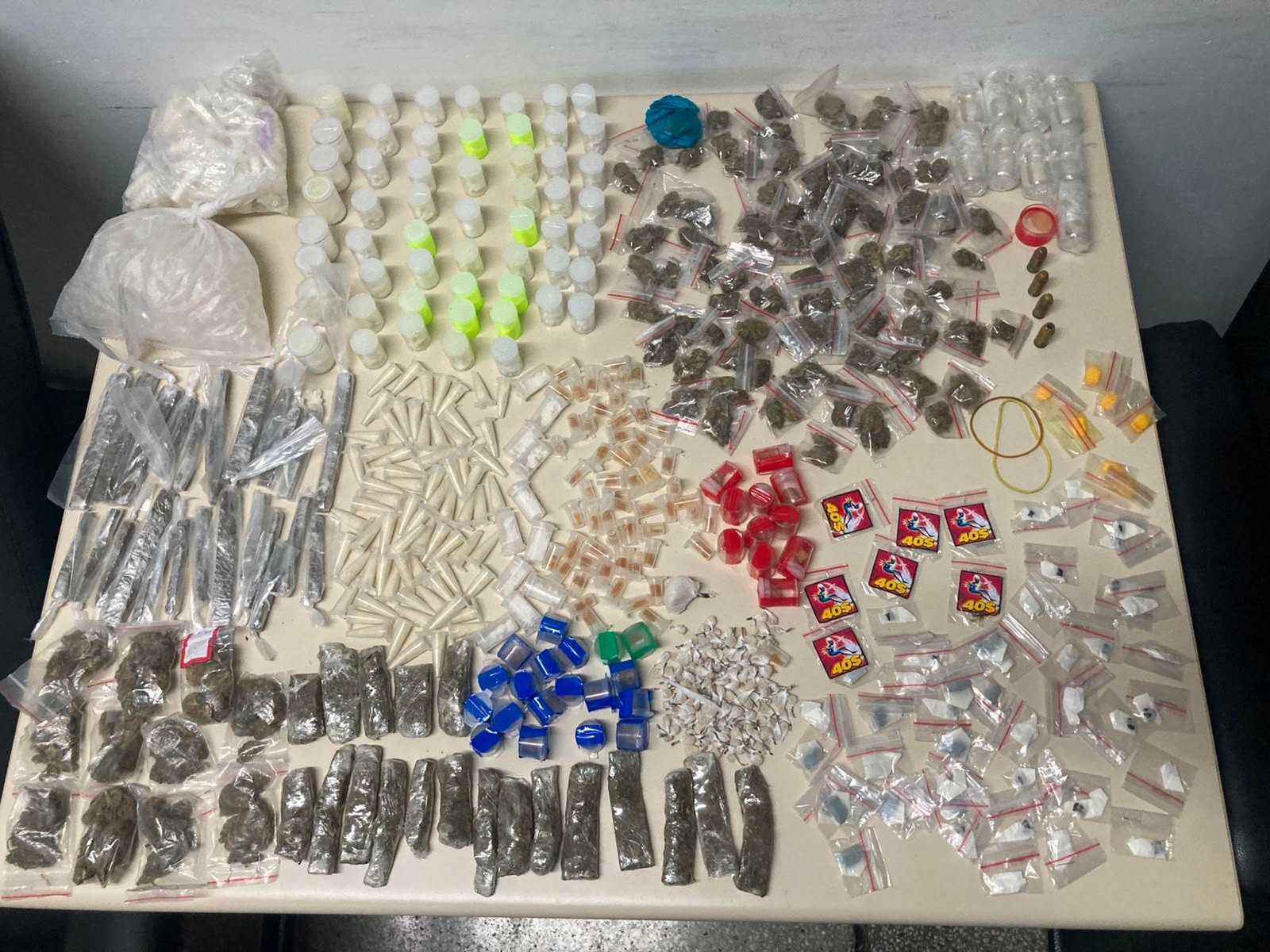 Polícia fecha o cerco, liberta reféns e apreende drogas na Engomadeira - QTU Questões do Universo