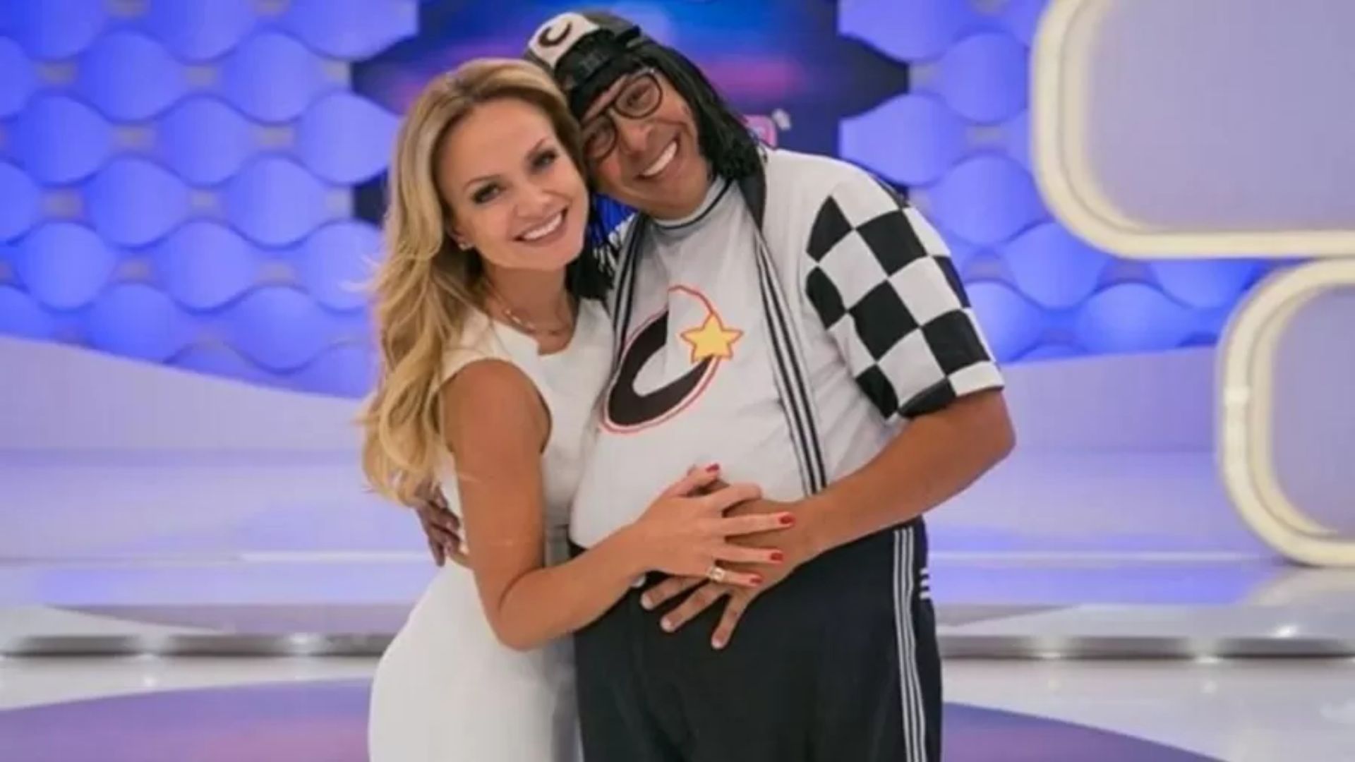 LEMBRA DELE? Ex-assistente de Eliana reaparece aos 61 anos e visual surpreende 