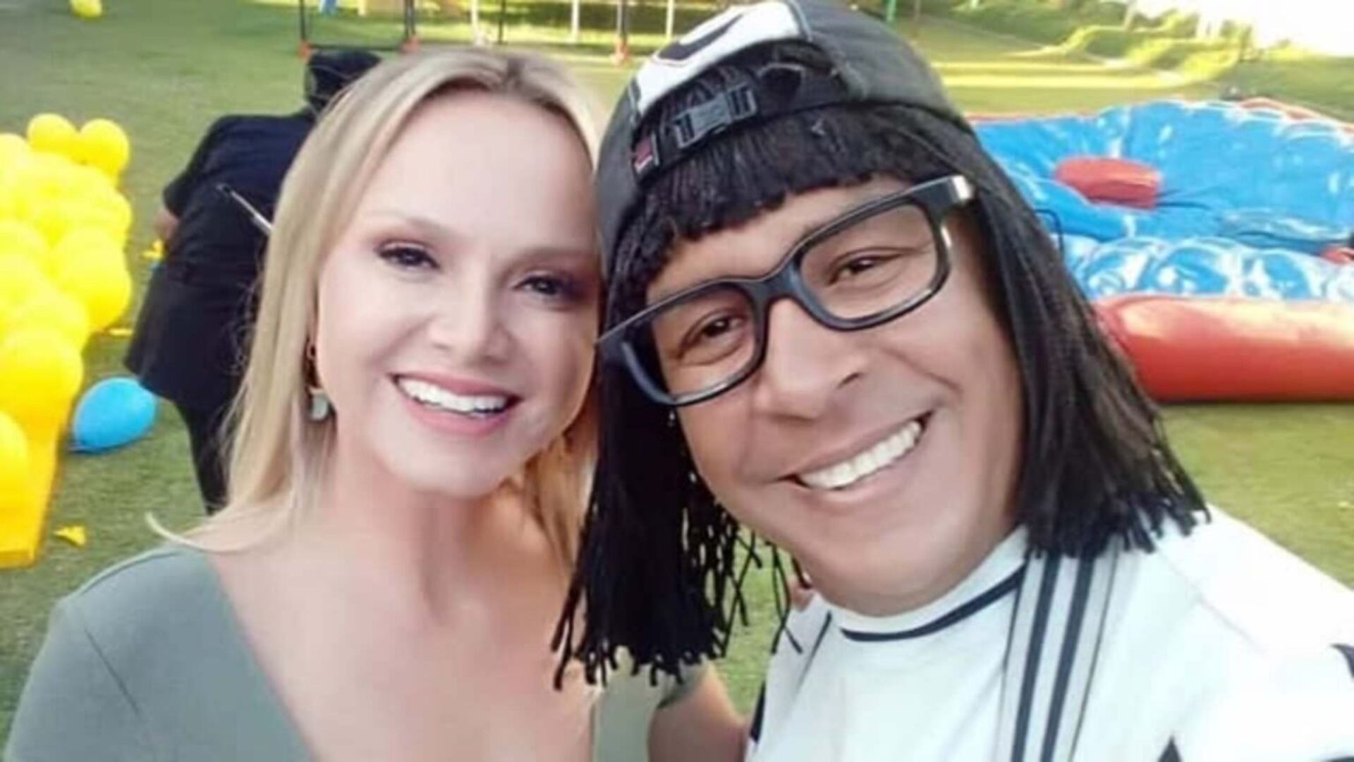LEMBRA DELE? Ex-assistente de Eliana reaparece aos 61 anos e visual surpreende 