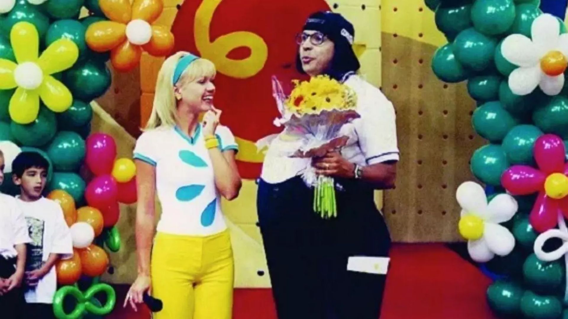 LEMBRA DELE? Ex-assistente de Eliana reaparece aos 61 anos e visual surpreende 