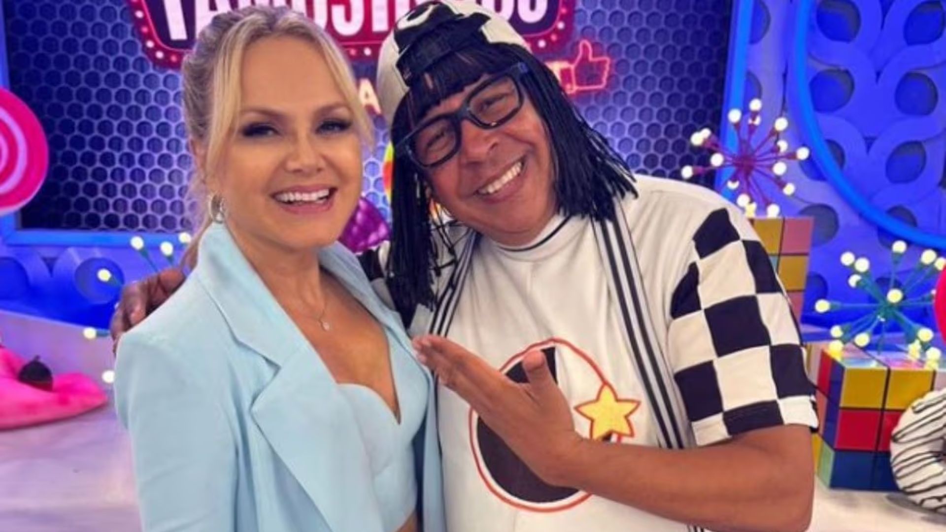 LEMBRA DELE? Ex-assistente de Eliana reaparece aos 61 anos e visual surpreende 