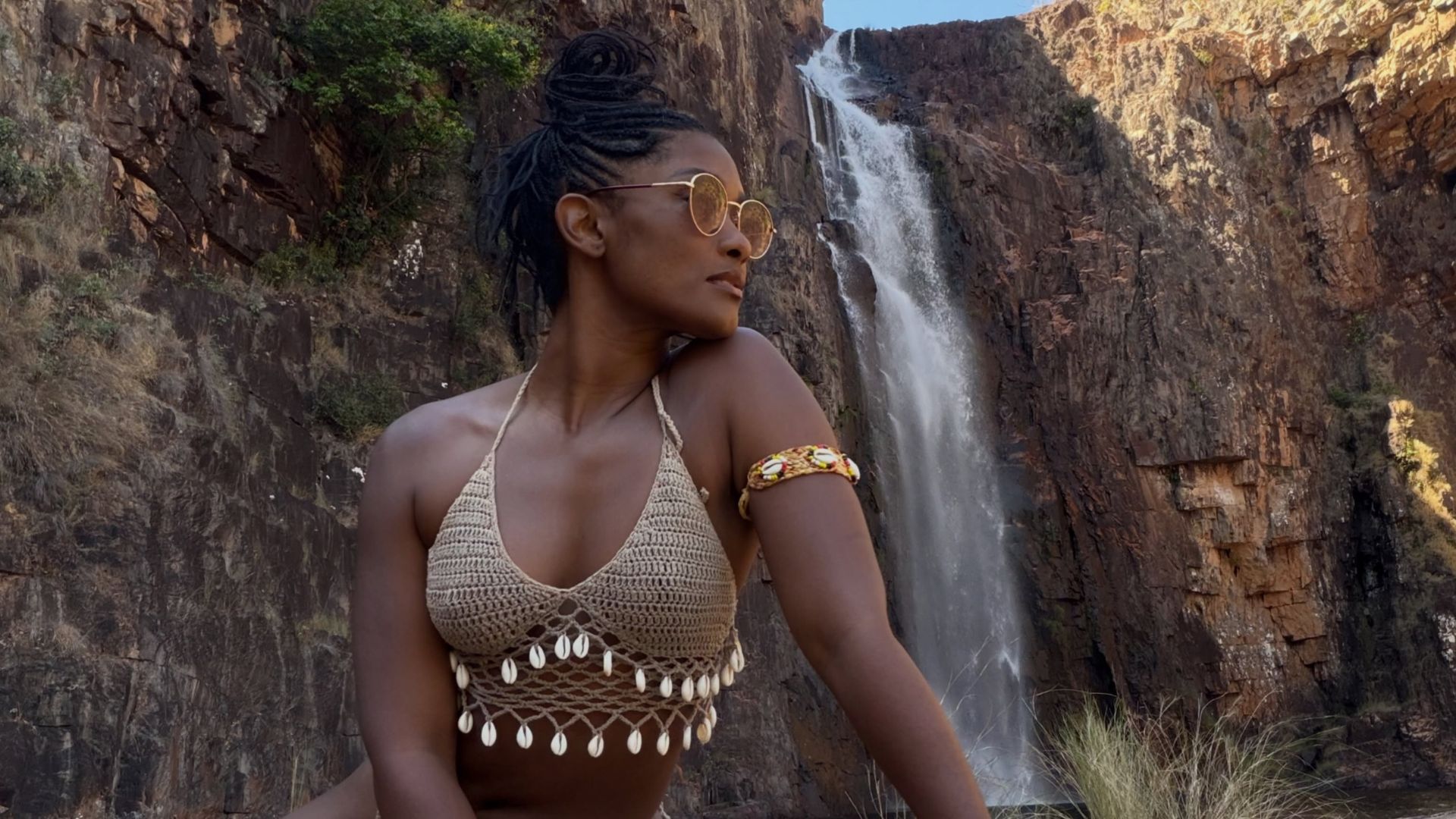 Solteira, Erika Januza exibe corpão em cachoeira e web dispara: "Quem perdeu que chore"