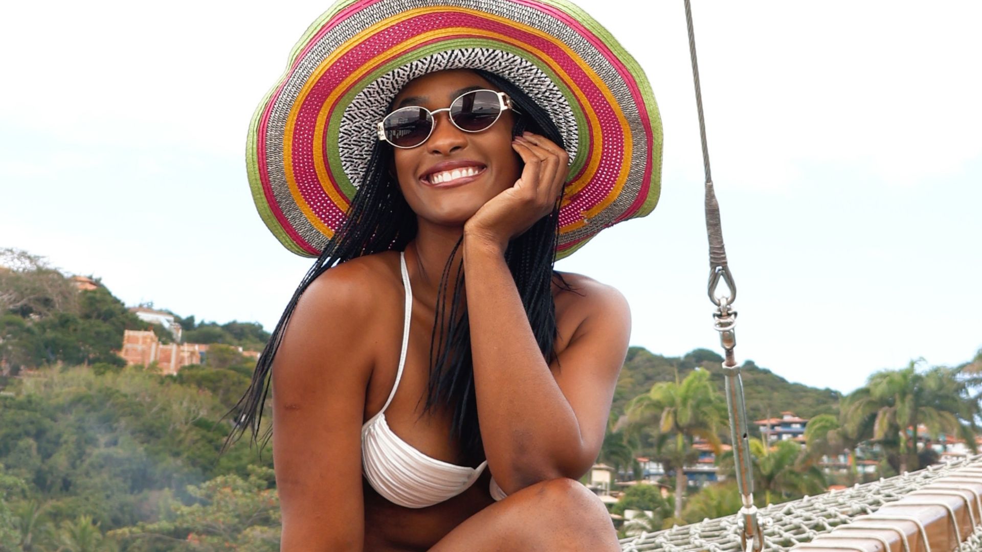 Solteira, Erika Januza exibe corpão em cachoeira e web dispara: "Quem perdeu que chore"