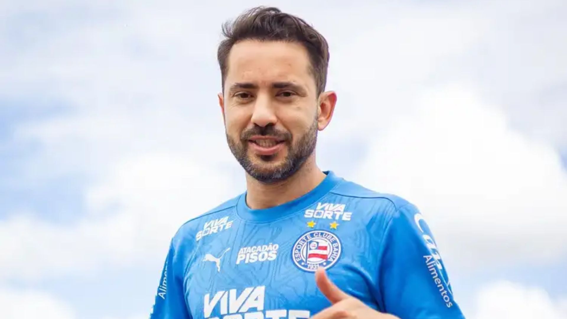 Everton Ribeiro com as cores do Esporte Clube Bahia - Foto: Leticia Martins