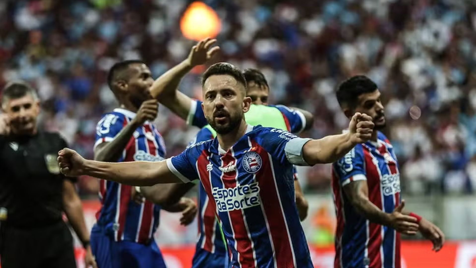 Everton Ribeiro com as cores do Esporte Clube Bahia - Foto: Leticia Martins